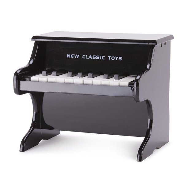 Черно дървено детско пиано на марка New Classic Toys, подходящо за деца.  

6