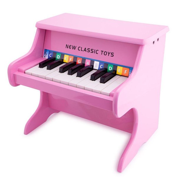 Розово дървено детско пиано на марка New Classic Toys, идеално за деца, любопитни към музиката.  

4